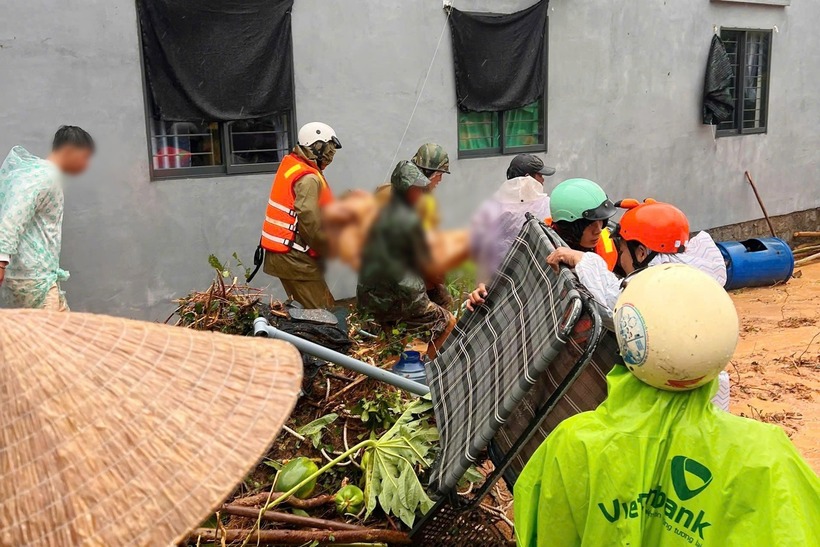 Lực lượng chức năng tiếp cận hiện trường sạt lở núi ở phường Sông Cầu, tỉnh Đắk Lắk để cứu nạn, nhưng nạn nhân đã tử vong. (Ảnh: Dân Việt)