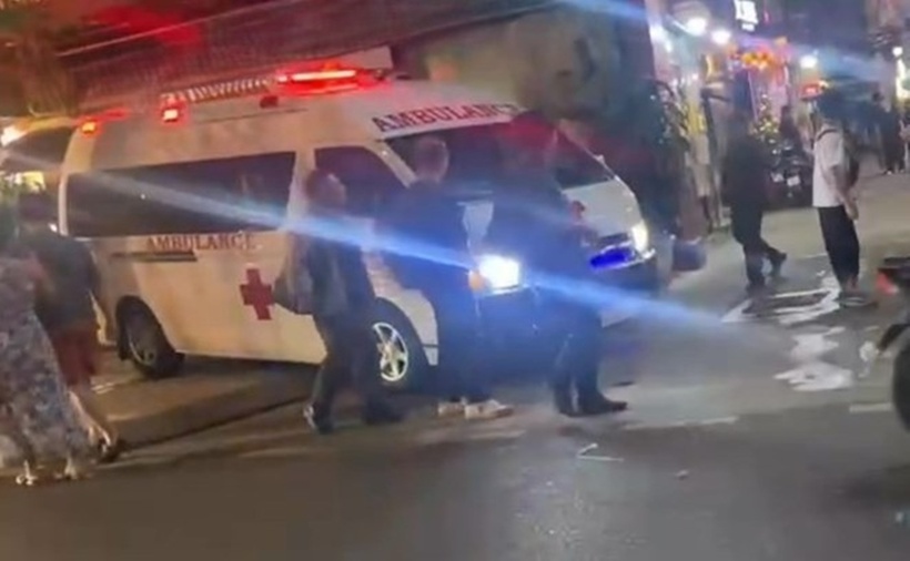 Hiện trường vụ người đàn ông tử vong tại tiệm spa trên đường Lê Thánh Tôn. (Ảnh: Lao động)