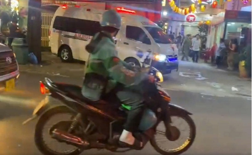 Xe cứu thương túc trực trước tiệm spa. (Ảnh: VietnamNet)