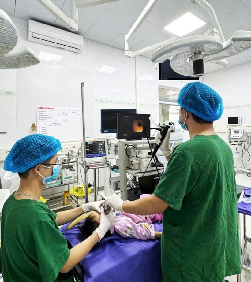 Nhờ kỹ thuật nội soi gắp dị vật, ê-kíp bác sĩ Bệnh viện Sản Nhi Quảng Ninh đã kịp thời cứu chữa thành công cho trường hợp trẻ nhỏ bị dị vật. Ảnh: Sức khỏe & Đời sống.