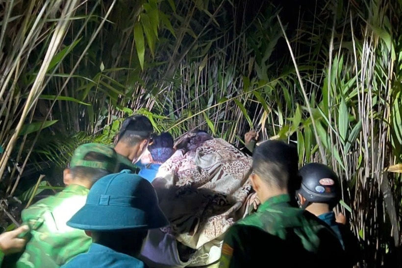 Nhờ lực lượng biên phòng và quân dân y địa phương vào cuộc nhanh chóng, một sản phụ được cấp cứu và chuyển viện an toàn trong thời điểm mưa lũ, sạt lở, giao thông bị chia cắt. Ảnh: Dân Trí.