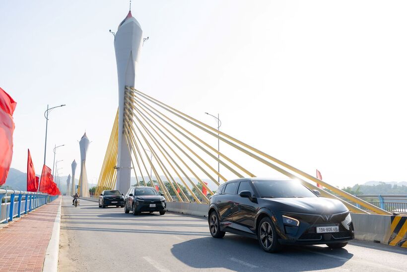 C-SUV điện VinFast VF 7: Thiết kế “chất”, vận hành chắc, chi phí sử dụng khiến xe xăng khó cạnh tranh  - 2