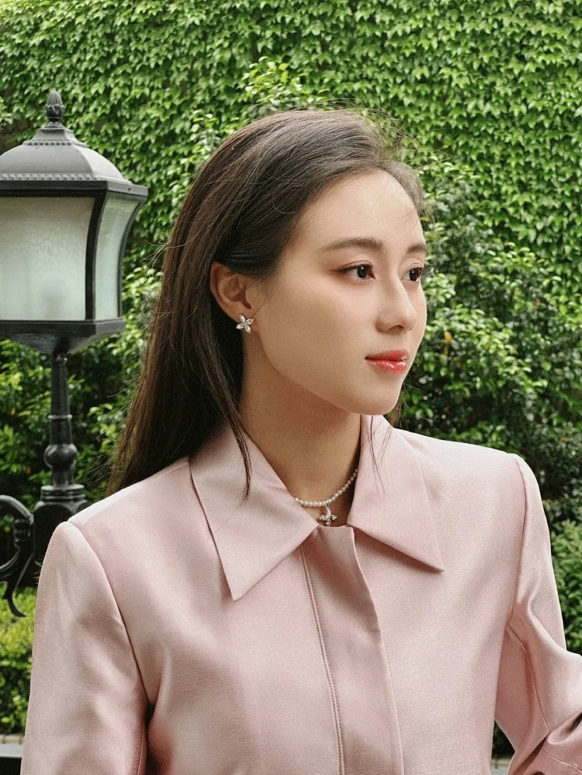 Hà Siêu Hân sở hữu gương mặt xinh đẹp.