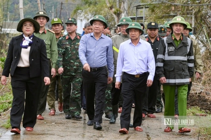 Tại chuyến thăm, Phó Thủ tướng Lê Thành Long cùng đoàn công tác đã đi kiểm tra công tác khắc phục đoạn đê vỡ thuộc thôn Luật Lễ, xã Tuy Phước, tỉnh Gia Lai