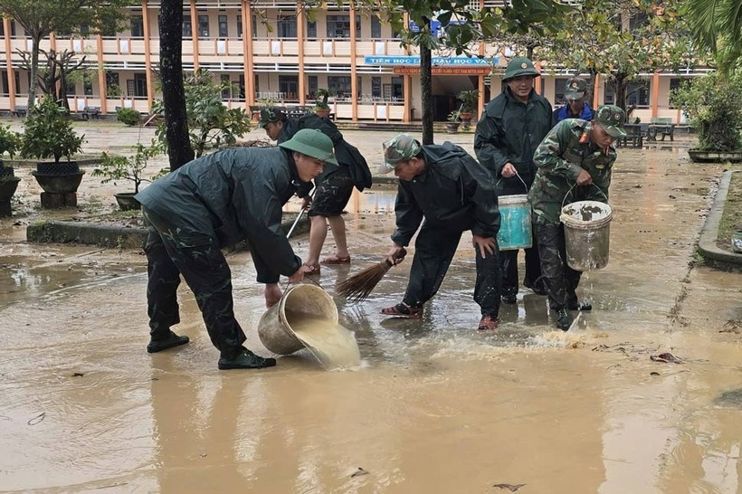 Bộ đội hỗ trợ dọn bùn đất, vệ sinh nhà dân, trường học. (Ảnh: Quân khu 5)