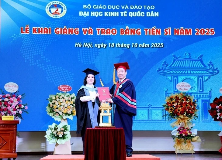 Lễ trao bằng tiến sĩ năm 2025 tại Đại học Kinh tế quốc dân. Ảnh: Tuổi trẻ Online