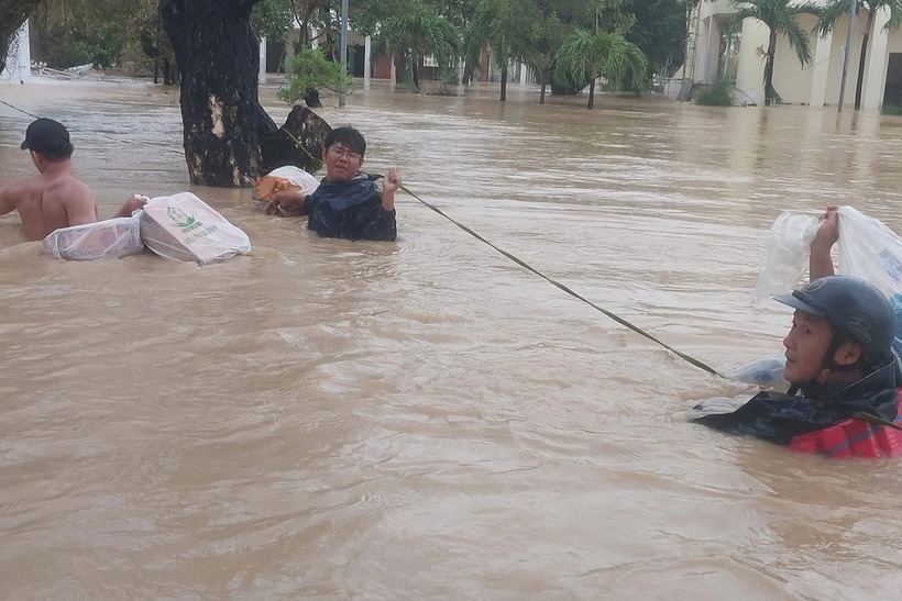 Các thầy cô Trường Cao đẳng Kỹ thuật Công nghệ Quy Nhơn bơi trong lũ để tiếp sức cho học sinh, sinh viên (Ảnh: Dân Trí).