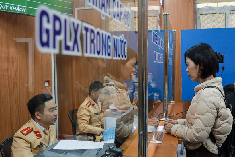 CSGT hướng dẫn người dân tại trụ sở đơn vị.