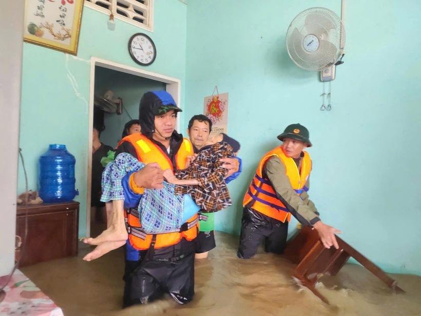 Bộ đội cứu dân vùng ngập lụt ở Gia Lai. (Ảnh: Thanh niên)