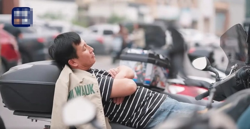 Một tài xế ở Sơn Tây tranh thủ ngủ trưa trên xe. Ảnh: YBWC News