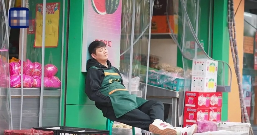 Người dân địa phương nghỉ trưa ở bất cứ đâu có thể. Ảnh: YBWC News