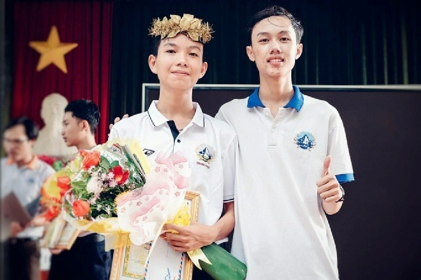 Lê Thanh Quý Hải (bên trái) và anh trai là Lê Thanh Tân Nhật (á quân Olympia 2018). Ảnh: Lê Thanh Quý Hải/Facebook.