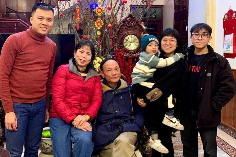 Nguyễn Hữu Trí (bên phải ngoài cùng, cựu thí sinh năm thứ 15) và chị gái Nguyễn Ngọc Trang. Ảnh: Hữu Trí/Facebook.