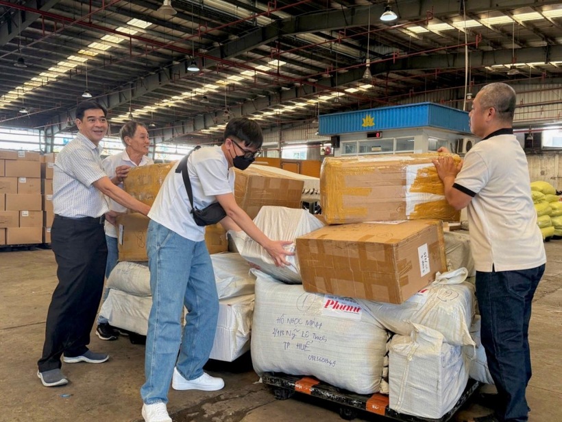 Trong đợt vận chuyển miễn phí hàng hóa hỗ trợ trước đó, tính đến ngày 20/11, trên 30 tấn nhu yếu phẩm, thuốc men, quần áo và các vật dụng thiết yếu đã được Vietnam Airlines chuyển tới đồng bào vùng mưa lũ tại các điểm miền Trung.