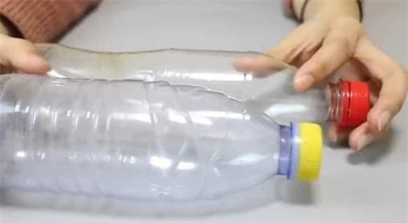 Thả hai chai nhựa vào máy giặt không chỉ giúp hạn chế tình trạng quần áo nhăn nhúm mà còn tăng hiệu quả làm sạch của máy. Ảnh minh họa