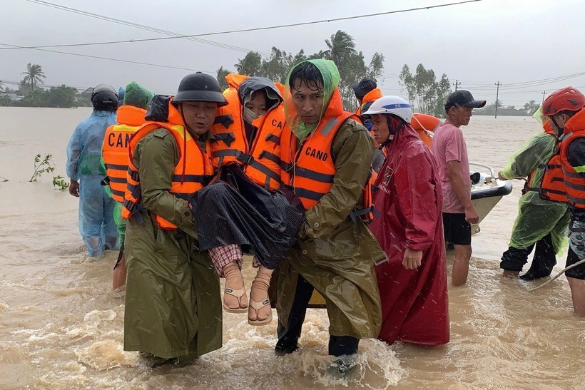 Lực lượng chức năng đang khẩn trương hỗ trợ, ứng cứu người dân vùng lũ. Ảnh: Dân Trí.