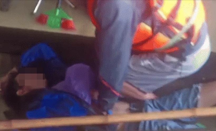 Anh Điệp đã nhanh trí thực hiện sơ cấp cứu ban đầu. Ảnh: Báo Dân trí.