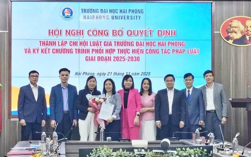 Bà Nguyễn Thị Mai - Chủ tịch Hội Luật gia Tp.Hải Phòng (thứ 3 từ trái qua) tăng hoa chúc mừng Chi hội Luật gia Trường Đại học Hải Phòng.