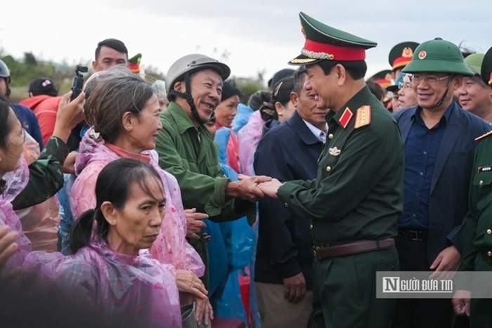 Đợt mưa lũ lịch sử vừa qua đã khiến xã Tuy Phước bị tổn thất lớn. Toàn xã có 1 người chết, hơn 17.600 nhà bị ngập, một đoạn đê Luật Lễ bị vỡ gây ngập nặng vùng hạ du. Tại đây, Đại tướng Phan Văn Giang đã trực tiếp thăm hỏi, động viên các hộ dân bị ngập sâu ở thôn Huỳnh Mai – nơi chịu thiệt hại nặng nề nhất của xã Tuy Phước.