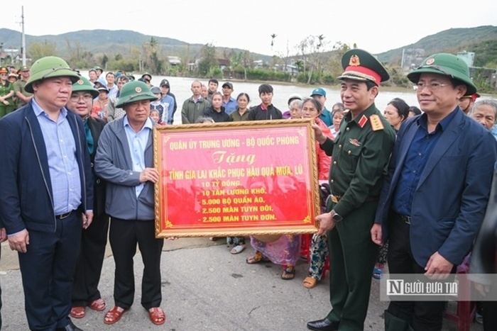 Dịp này, Quân ủy Trung ương - Bộ Quốc phòng hỗ trợ tỉnh Gia Lai 10 tỷ đồng, 10 tấn lương khô, 5.000 bộ quần áo, 2.500 màn tuyn đôi và 2.500 màn tuyn đơn. Thành phố Hà Nội cũng quyết định hỗ trợ 50 tỷ đồng để cùng tỉnh Gia Lai khắc phục hậu quả mưa lũ.