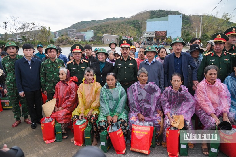 Kết thúc chuyến thăm, Đại tướng Phan Văn Giang chụp ảnh cùng chính quyền địa phương và bà con nhân dân tại các xã.
