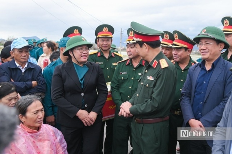 Đại diện chính quyền xã Tuy Phước, bà Lê Thị Vinh Hương, Bí thư Đảng uỷ xã, đã báo cáo tình hình trước, trong và công tác khắc phục sau lũ. Ngay sau khi nước rút, chính quyền xã cùng lực lượng quân đội và công an đã khẩn trương triển khai khắc phục hậu quả, ưu tiên hỗ trợ các hộ dân bị cô lập.