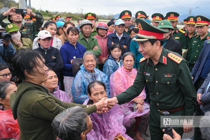 Tại đây, Đại tướng đã lắng nghe phản ánh của người dân, gửi lời chia sẻ sâu sắc trước những mất mát của bà con vùng lũ. Đại tướng khẳng định Đảng, Nhà nước và Quân đội luôn đồng hành với nhân dân trong những thời điểm khó khăn nhất.