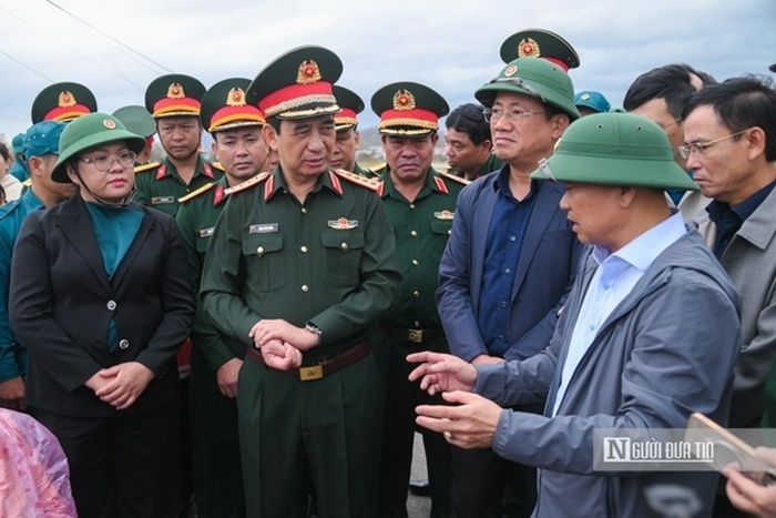 Đại tướng cũng yêu cầu chính quyền địa phương nhanh chóng ổn định đời sống cho người dân ngay sau khi nước rút, đặc biệt là "tuyệt đối không để bất kỳ người dân nào thiếu thốn, bị cô lập mà không được hỗ trợ kịp thời".