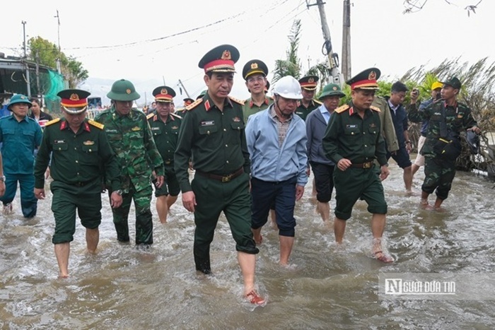Cũng trong chuyến công tác, Đại tướng Phan Văn Giang đã đến thăm thôn Lạc Điền, xã Tuy Phước Đông. Tại đây, nước lũ vẫn còn cao, nhiều nhà dân còn chìm trong nước lũ.