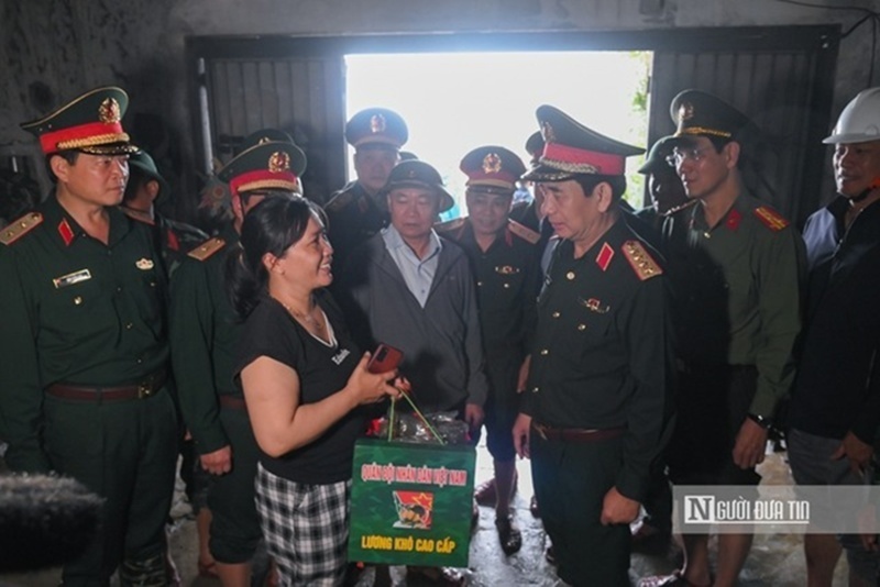 Tại các điểm đến, Đại tướng Phan Văn Giang đã ân cần thăm hỏi, chia sẻ khó khăn với bà con vùng lũ, động viên người dân sớm vượt qua mất mát và vững tin vào sự hỗ trợ của Đảng, Nhà nước và chính quyền địa phương.