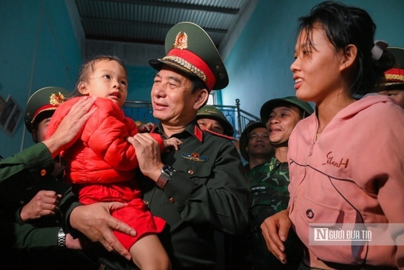 Đại tướng Phan Văn Giang hỏi thăm, động viên gia đình tại xã Tuy Phước Đông.