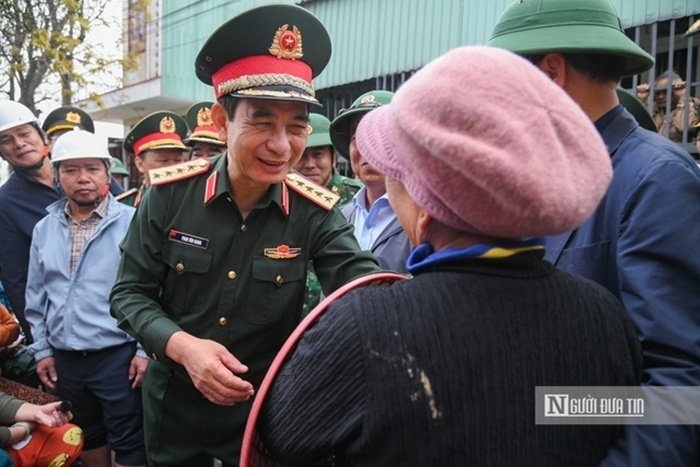 “Cả đời chỉ mong được gặp đại tướng một lần”, một cụ bà tại Tuy Phước đông len lỏi trong đám đông, xin được gặp Đại tướng.