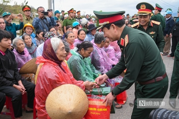 Tại hai xã Tuy Phước và Tuy Phước Đông, tỉnh Gia Lai, Đại tướng Phan Văn Giang đã trao tổng cộng 100 suất quà, mỗi xã 50 suất; Bộ Tư lệnh Quân khu 5 tặng 20 suất quà mỗi xã.
