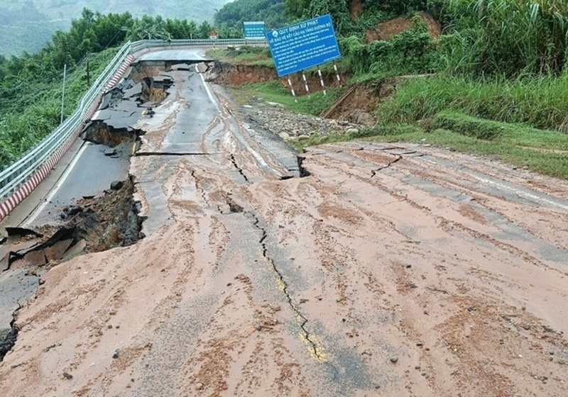 Nền đường sụt lún sâu, chia cắt hoàn toàn tuyến đèo. Ảnh: Báo Người lao động.