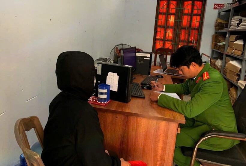 Chị N.T.T.T (SN 2000, trú thôn Nhạo Sơn, xã Thụy Anh) đang trình báo tại trụ sở Công an. Ảnh Công an Hưng Yên.