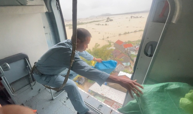 Các phi công thả hàng cứu trợ cho người dân vùng bị nước lũ cô lập, chiều 22/11. (Ảnh: Sư đoàn 370)