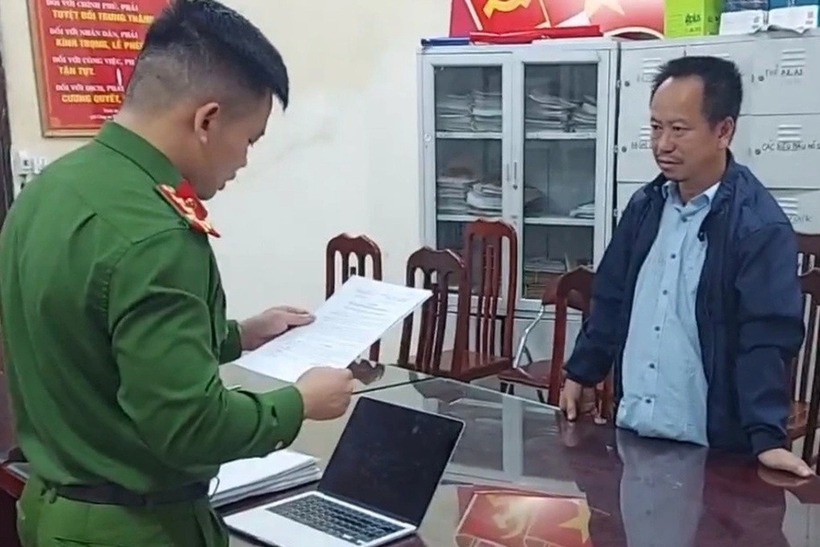 Cơ quan Cảnh sát điều tra Công an tỉnh Hưng Yên đọc quyết định khởi tố bị can đối với Lê Duy Dương và Nguyễn Thị Hồng Huệ (Ảnh: Công an tỉnh Hưng Yên).