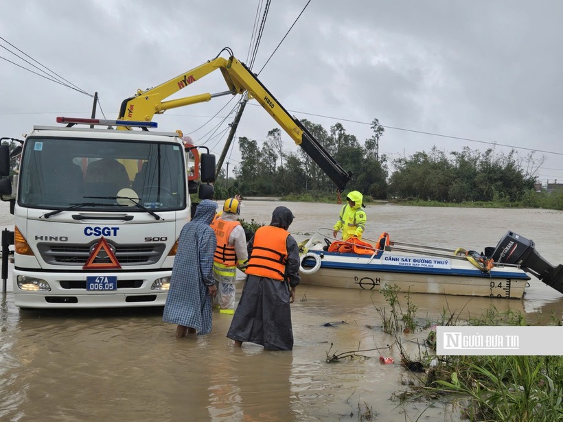 Nhiều khu vực ở Đắk Lắk vẫn còn ngập sâu trong nước lũ.