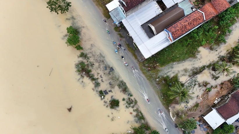 Dòng nước lũ cuốn trôi hàng triệu gia súc, gia cầm - tài sản tích cóp cả đời của người nông dân. Ước tính thiệt hại ban đầu của toàn tỉnh lên đến trên 5.300 tỷ đồng.