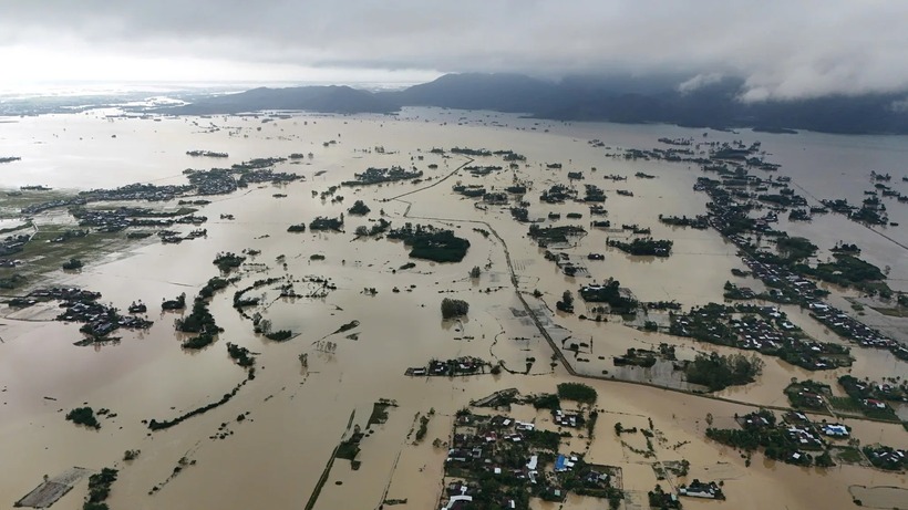 Tại xã Hòa Thịnh - một trong những địa phương ngập nặng nhất trong đợt lũ lịch sử, đến trưa 22/11, nhiều khu vực trên địa bàn xã vẫn chìm trong biển nước.