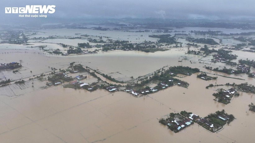 Nhiều ngôi nhà nước ngập gần đến mái. Đã 3 ngày qua, người dân tại đây sống trong cảnh thiếu điện, thiếu nước sạch và lương thực dự trữ cạn kiệt dần.