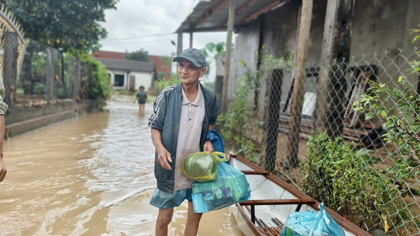 Mì tôm, nước uống và thuốc men là những thứ quý giá nhất lúc này đối với người dân vùng "rốn lũ" Hòa Thịnh.