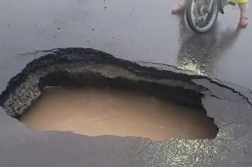 Xuất hiện "hố tử thần" cùng dòng nước xoáy lạ trên quốc lộ 1. Ảnh: Báo Dân trí.