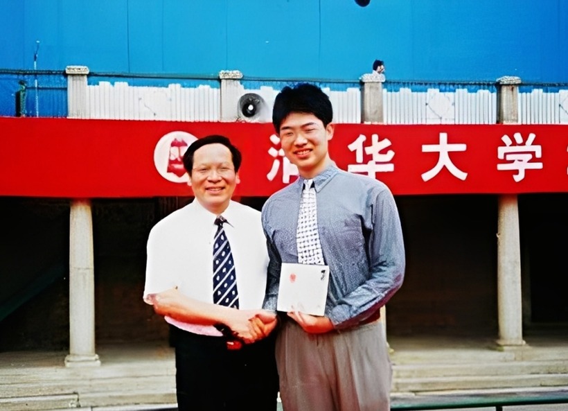 Thích Kha và thầy giáo. Ảnh: Sohu