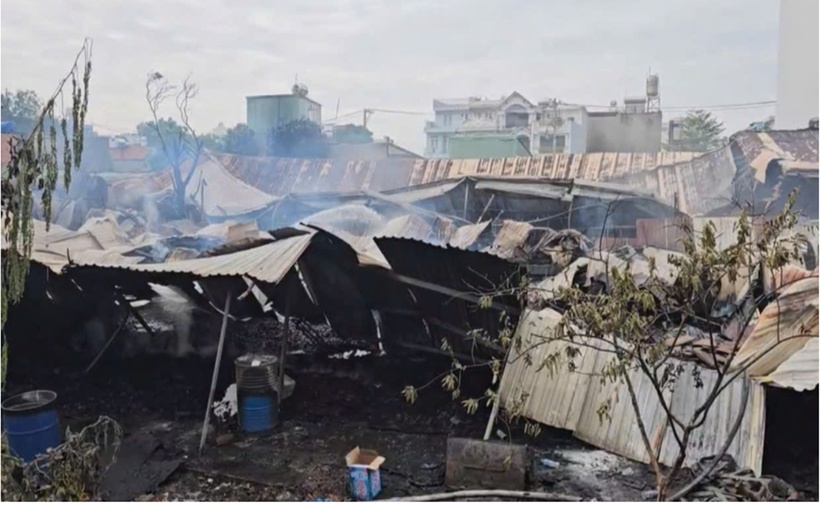 Nhà xưởng tan hoang sau vụ cháy. (Ảnh: VietnamNet)