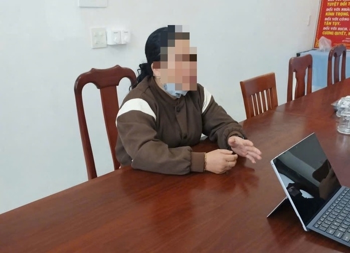 Công an làm việc với người phụ nữ thông tin sai sự thật về tình hình mưa lũ ở Đắk Lắk. Ảnh: Người lao động