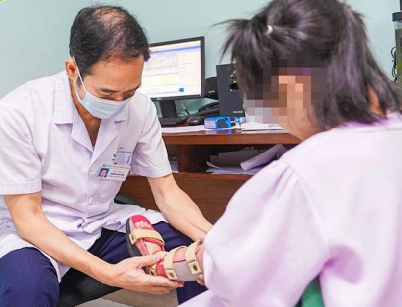 Bác sĩ thăm khám cho bệnh nhi. Ảnh: VietNamNet.