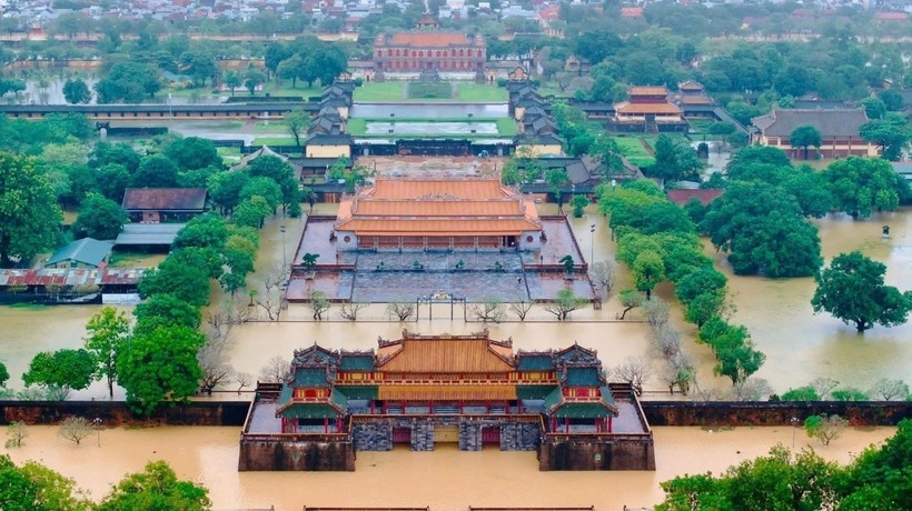 Mưa lũ gây ngập sâu và cô lập nhiều khu vực ở thành phố Huế. Ảnh: Nhà báo & Công luận