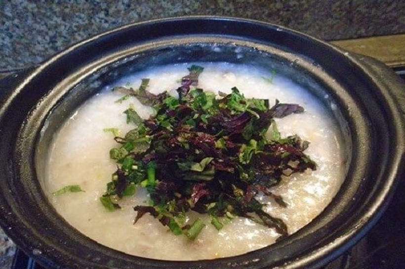 Nhắc đến các món ăn giải cảm dân gian Việt Nam, không thể bỏ qua cháo hành tía tô.