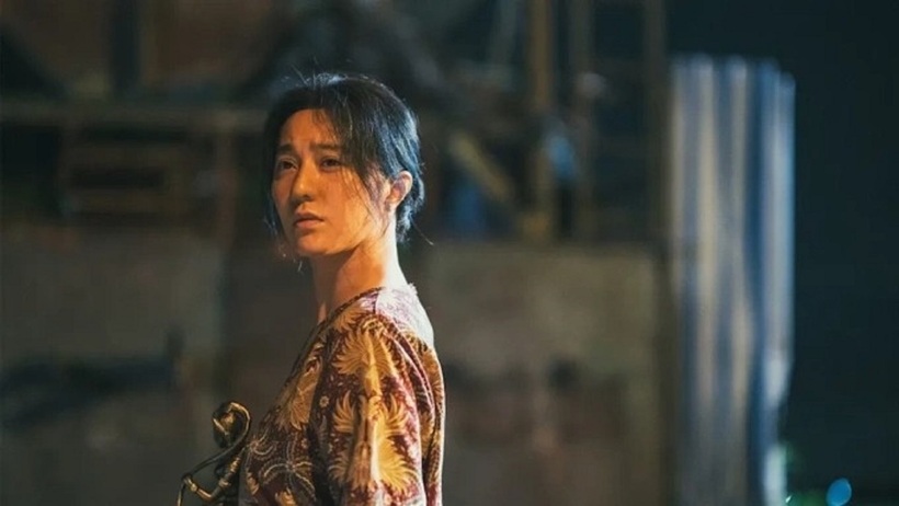 Trong Địa mẫu, nữ diễn viên hóa thân thành một phụ nữ nông thôn làm nghề trừ tà.